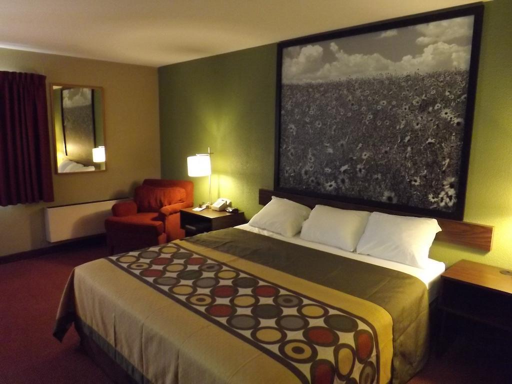 Super 8 By Wyndham Sterling Co Hotel Exterior photo