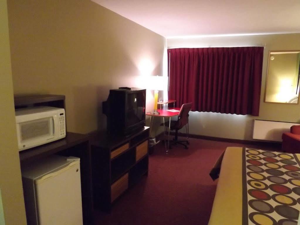 Super 8 By Wyndham Sterling Co Hotel Exterior photo