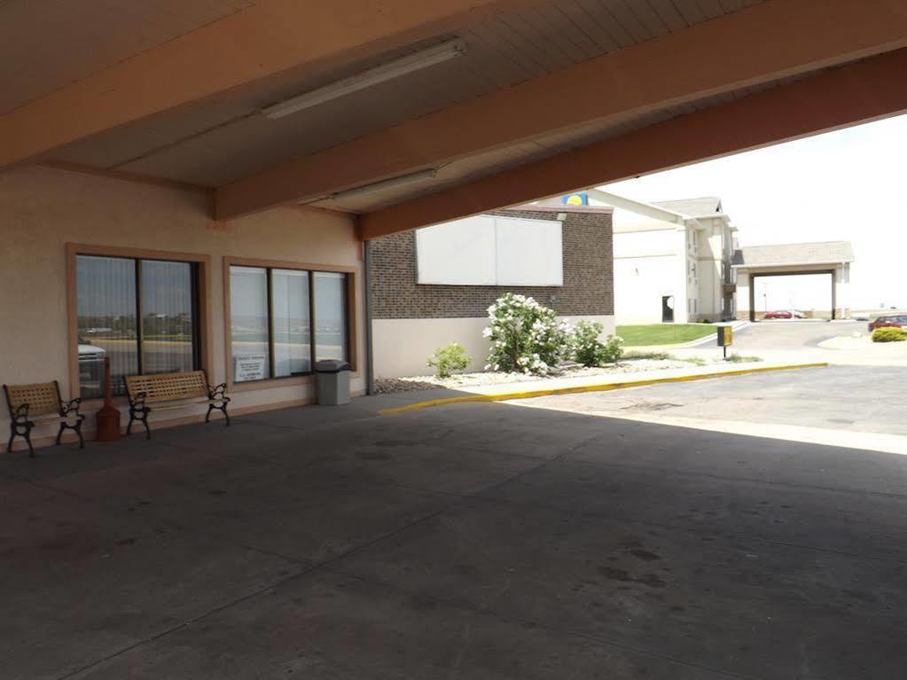 Super 8 By Wyndham Sterling Co Hotel Exterior photo
