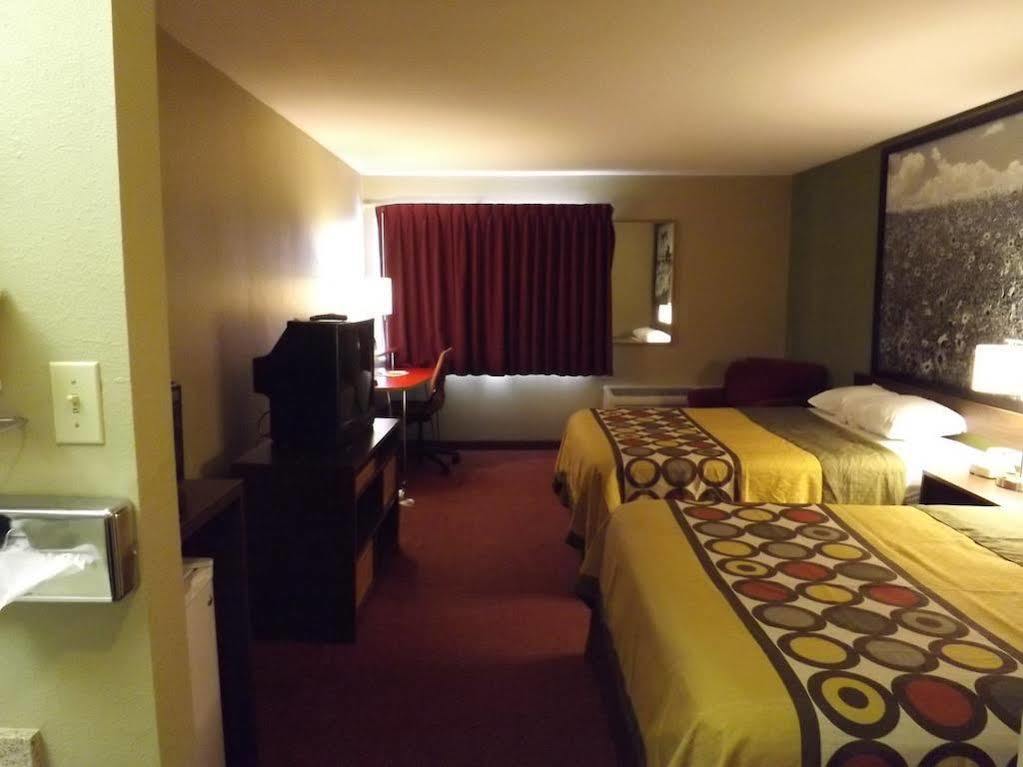 Super 8 By Wyndham Sterling Co Hotel Exterior photo